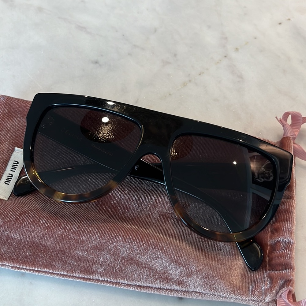 Authentic CÉLINE black/tortoiseshell sunglasses. No scratches.